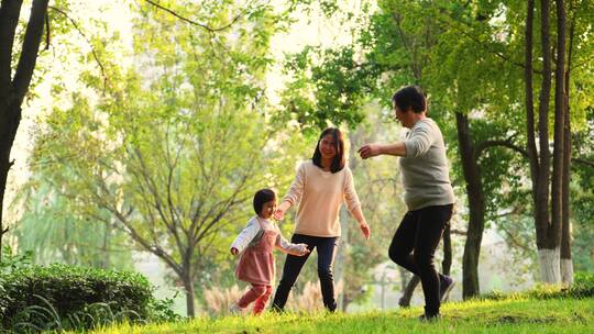 奶奶妈妈和小宝宝一家人在秋天公园欢乐玩耍