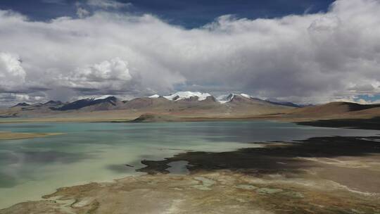 西藏阿里仁青休布措湖泊自然风光