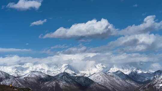 贡嘎群峰流云日照金山