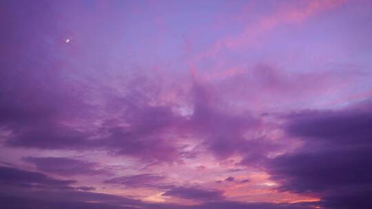 傍晚天空晚霞彩霞紫色粉色云朵乡村夜幕降临视频素材模板下载