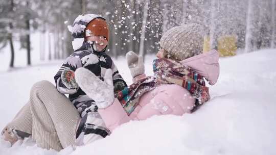 特写在雪地里游玩的居民视频素材模板下载