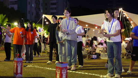 户外露营人群休闲娱乐场景