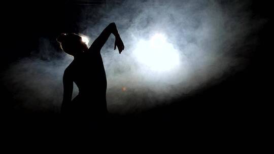 舞蹈演员在烟雾中的剪影
