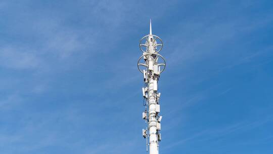 手机无线信号通讯塔上方的蓝天白云延时