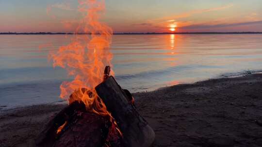 海边日落篝火