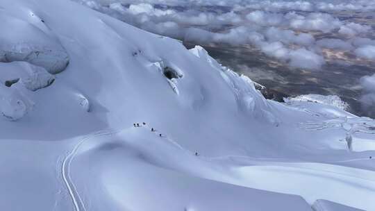 航拍冰川之父慕士塔格峰雪山冰川上的登山队