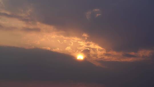 日落实拍夕阳延时天空晚霞太阳穿过云朵阳光