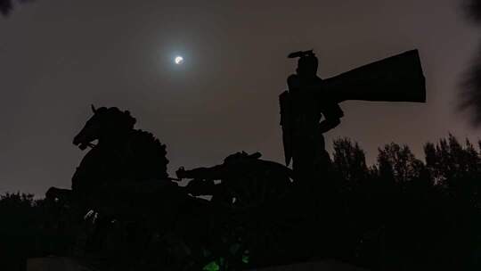 月蚀之夜月食月光下的古代将军战车雕像延时