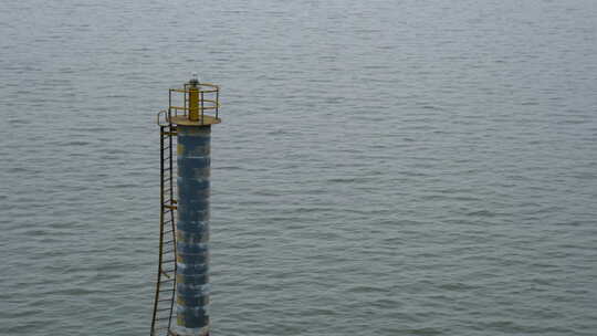 钱塘江里的水位尺视频素材模板下载