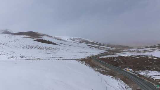 航拍青海德马高速旁的挝卓依垭口雪山