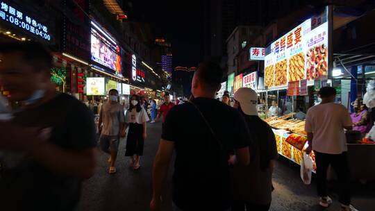 广西南宁中山路美食街夜市烧烤摊夜生活街景视频素材模板下载