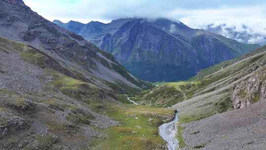 航拍四川岷山山脉群山河谷风光