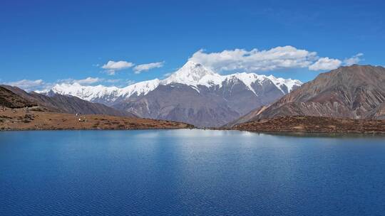 蓝色的湖泊和贡嘎雪山