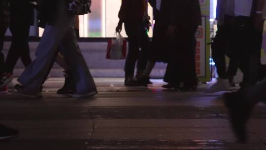 拍摄城市步行街夜景流动的逛街行人脚步