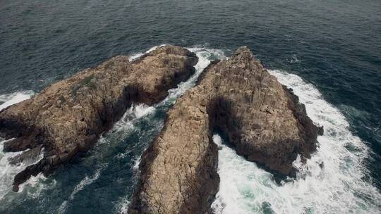 航拍海浪撞击岩石视频素材模板下载