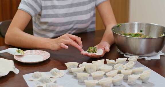 女人在家做中国肉饺