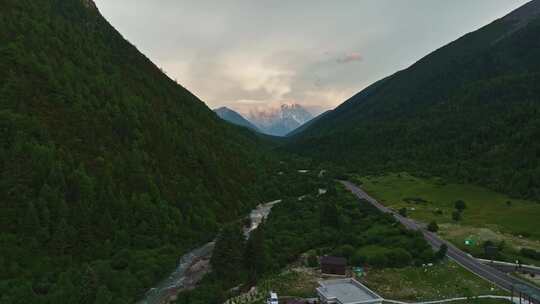 川西甘孜亚拉雪山日照金山航拍