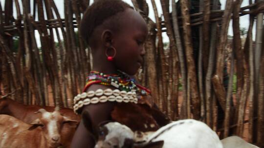 抱小羊的非洲女孩视频素材模板下载