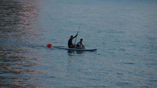 父子桨板亲子时光