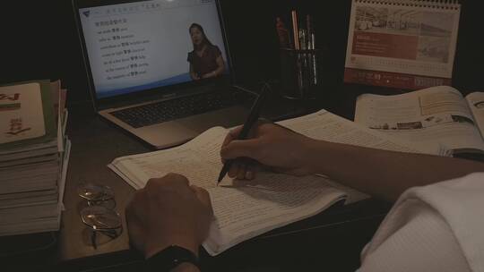 上网课 夜晚学习 高中学生晚上补习