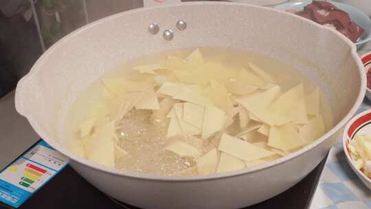 开水汆汤煮豆皮千张豆制品