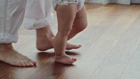 婴儿步履蹒跚学走路视频素材模板下载