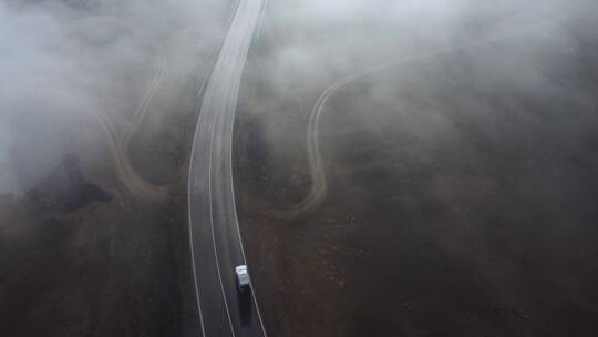 荒野公路的大雾