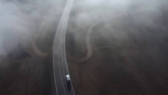 荒野公路的大雾视频素材模板下载