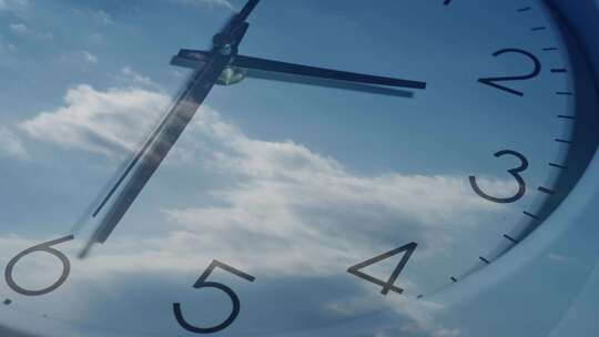 4K时间的力量双重曝光蓝天白云时钟时光流逝