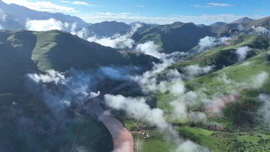 航拍青海玉树高原旅游山谷晨雾仙境云层环绕