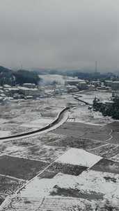 竖版航拍南方乡村田园农田梯田雪景