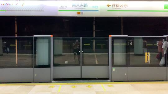 解封后的上海地铁站