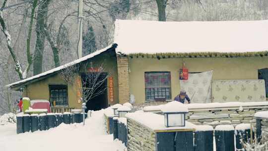 乡村小屋雪景中的人物活动