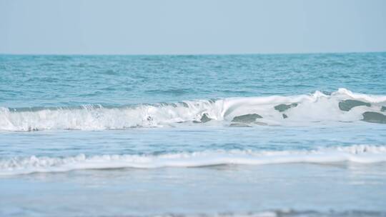 大海海边沙滩与海浪浪花