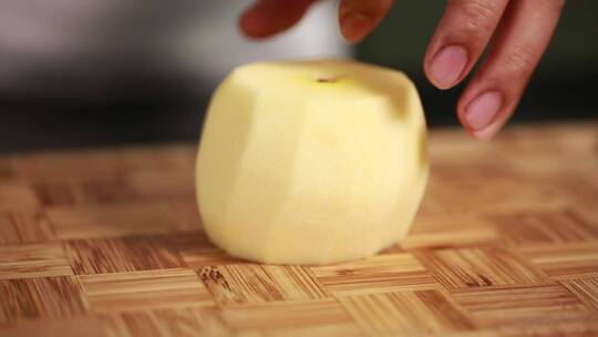 西餐厨师刀小苹果切苹果视频素材模板下载