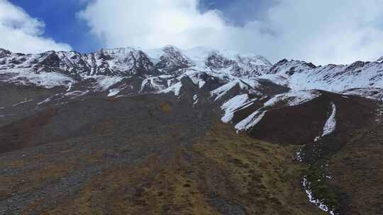 航拍川西贡嘎山区勒多曼因雪山风光