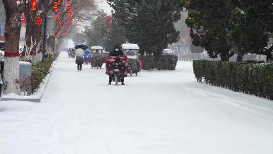 下雪 下雪的街道 雪中行驶的汽车 汽车