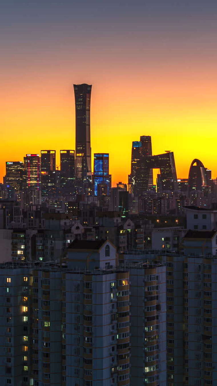 北京城市建筑群黄昏天际线的橙蓝色过渡延时