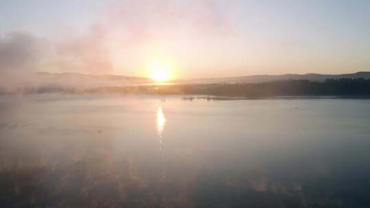 日出下的湖边美景