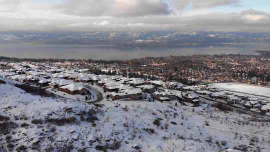 迈拉峡谷冒险公园的白雪覆盖田野和屋顶的壮