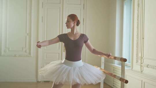 年轻的芭蕾舞演员穿着图图裙伸展练习芭蕾舞
