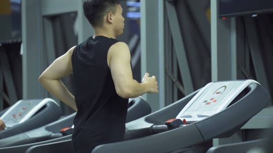 跑步机健身房男性跑步健身视频素材模板下载