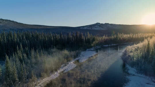 冬季河流河面薄雾