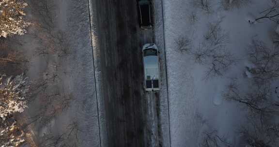 冬季雪地上停放着车辆的航拍画面