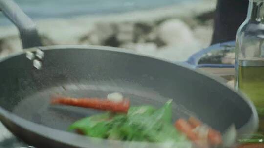 在明火上煎锅中倒入蔬菜混合视频素材模板下载