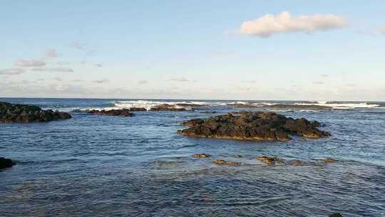 海浪拍打着岩石