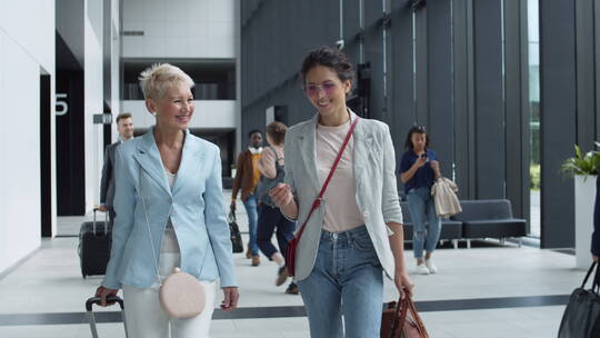 两个女人在机场边走边聊天视频素材模板下载