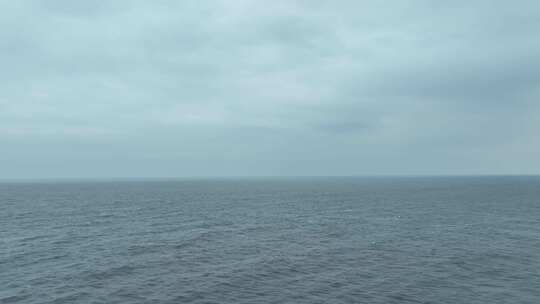 阴天大海航拍海面飞行海平面飞越大海下雨天