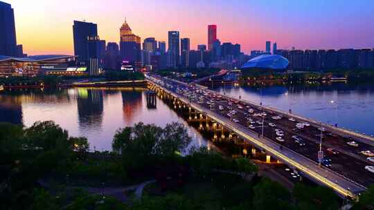 中国辽宁沈阳道路交通晚高峰城市风光