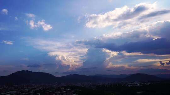 黄昏山峰天空唯美云朵森林延时夏日傍晚美景